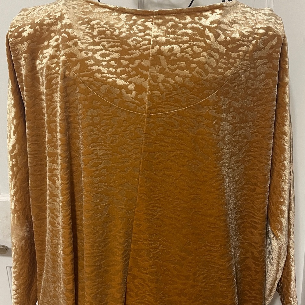 🤗🤗🤗BOGOHO 🤗🤗🤗Cato Golden Textured Long Sleeve Top—XL - Picture 7 of 8